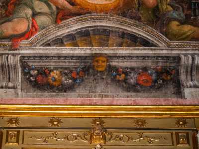 ...guidati da Aniello d�Arminio (l�unico di cui si trova la firma su una volta) e rimandano ad alcune residenze nobiliari della provincia di Caserta